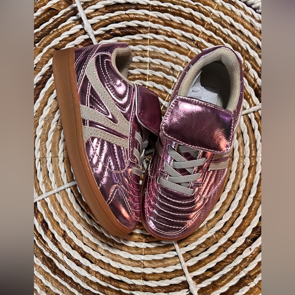 Steve Madden 9C
Metallic Pink Sneakers with Tan Soles